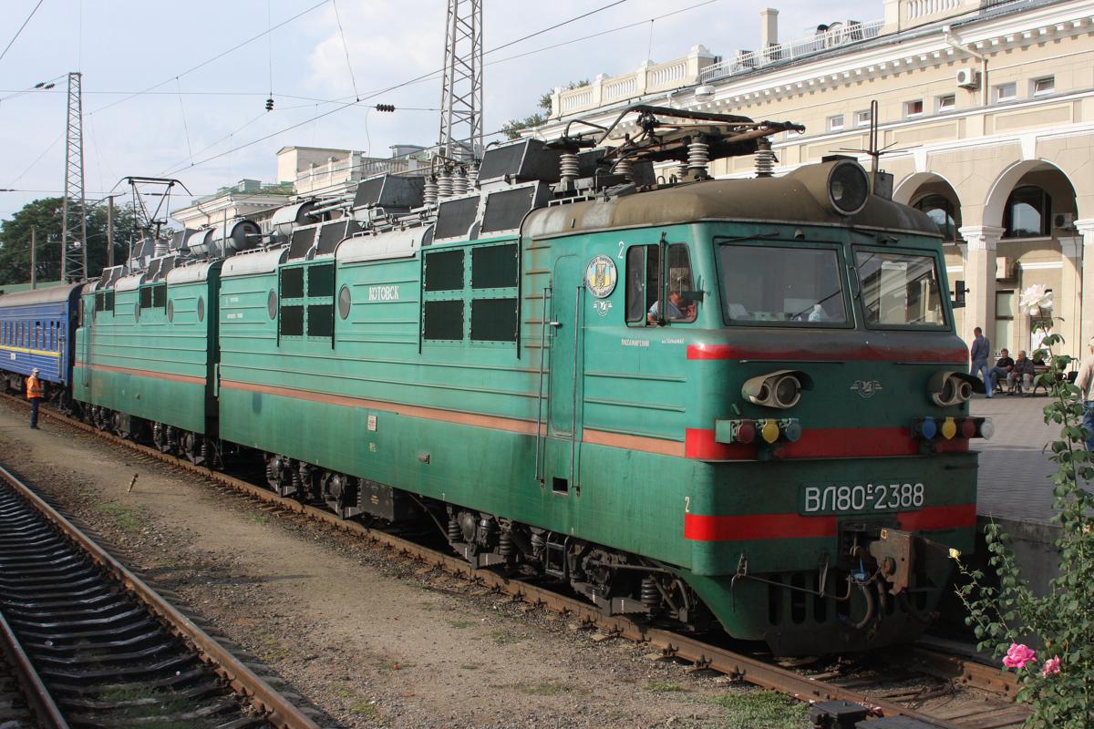 Odessa 2.9.2009
Doppellok WL 80 c - 2388 rangiert im Hauptbahnhof.