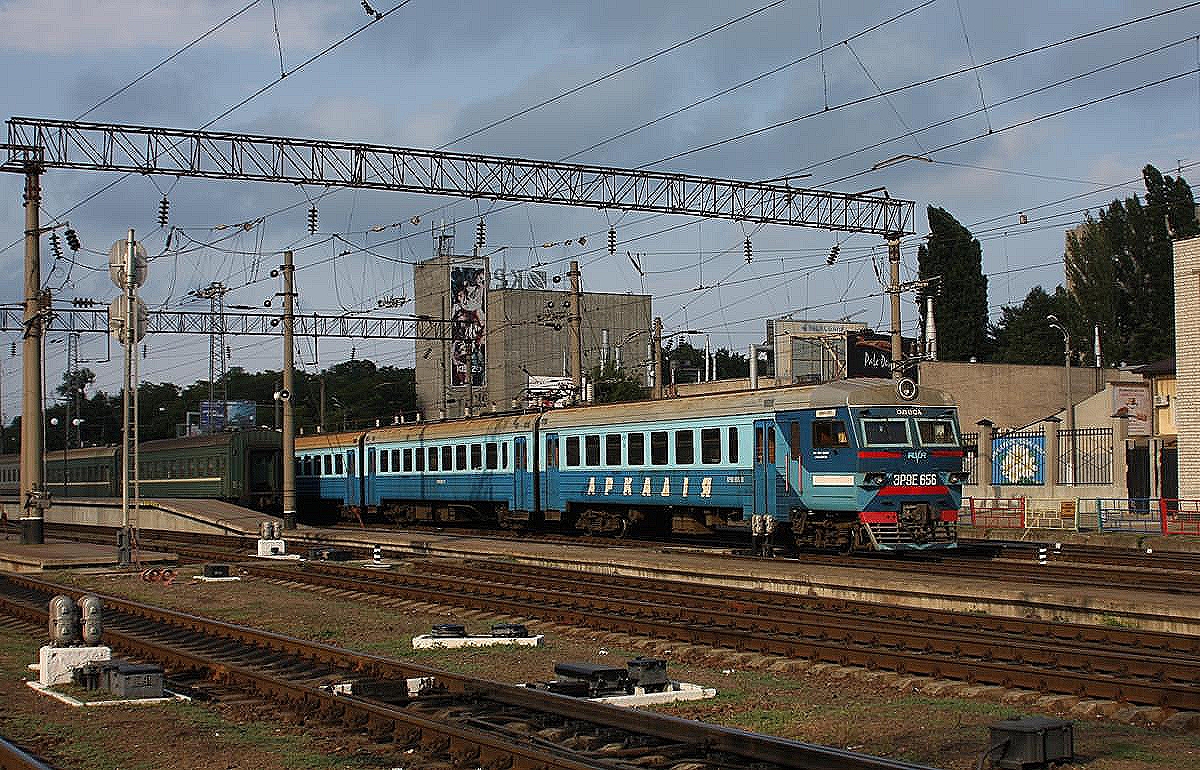 Odessa als Zielschild führt dieser SR9E-656 Elektrotriebwagen am 4.9.2009 bei der Einfahrt in den Hauptbahnhof von Odessa. Seitlich trägt er die Aufschrift  Arkadija .