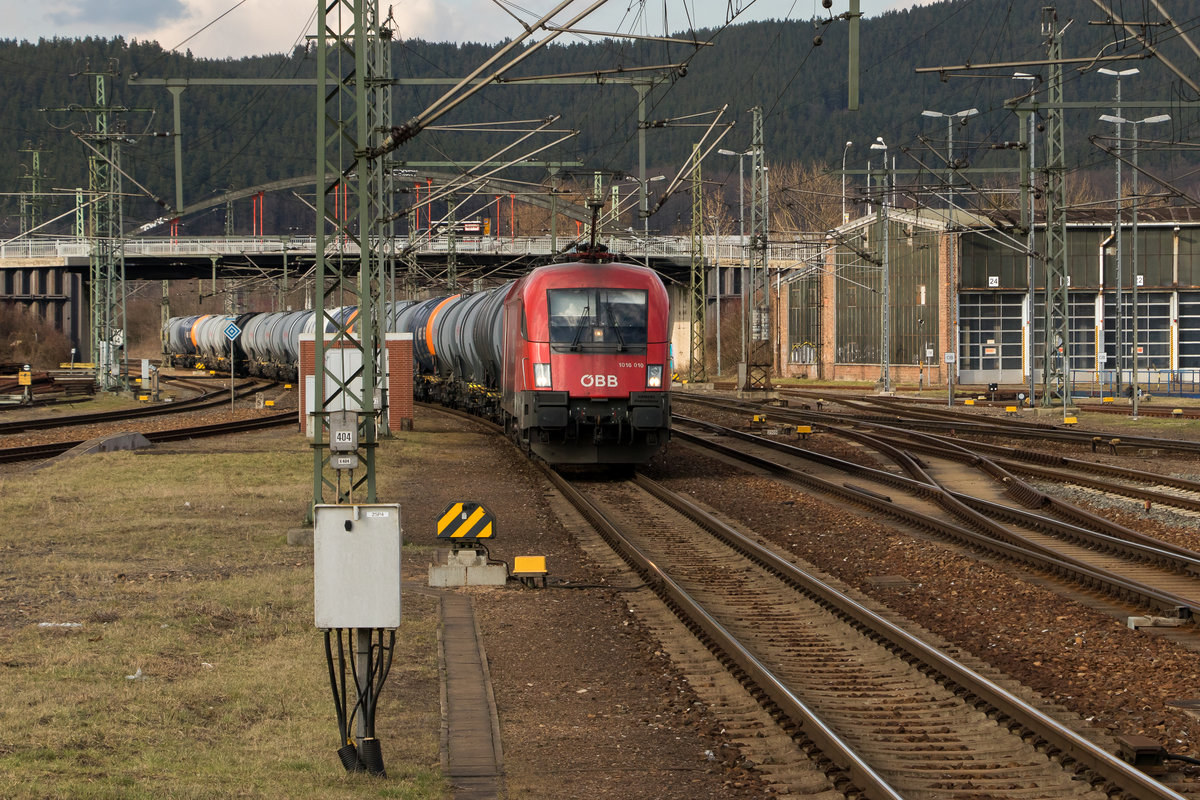 ÖBB 1016 010-1 durchfährt den Bahnhof Saalfeld am 29. März 2018. 