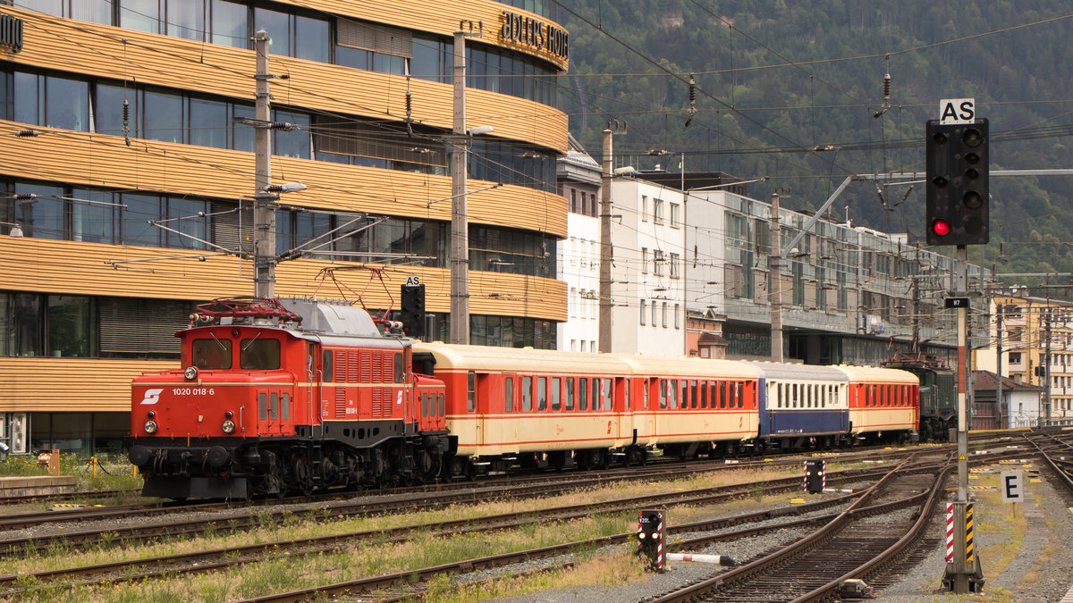 ÖBB 1020 018-6 und ÖBB 1020 042-6 kommen im Bahnhof Innsbruck an. Abgelichtet am 1. Juni 2018. 