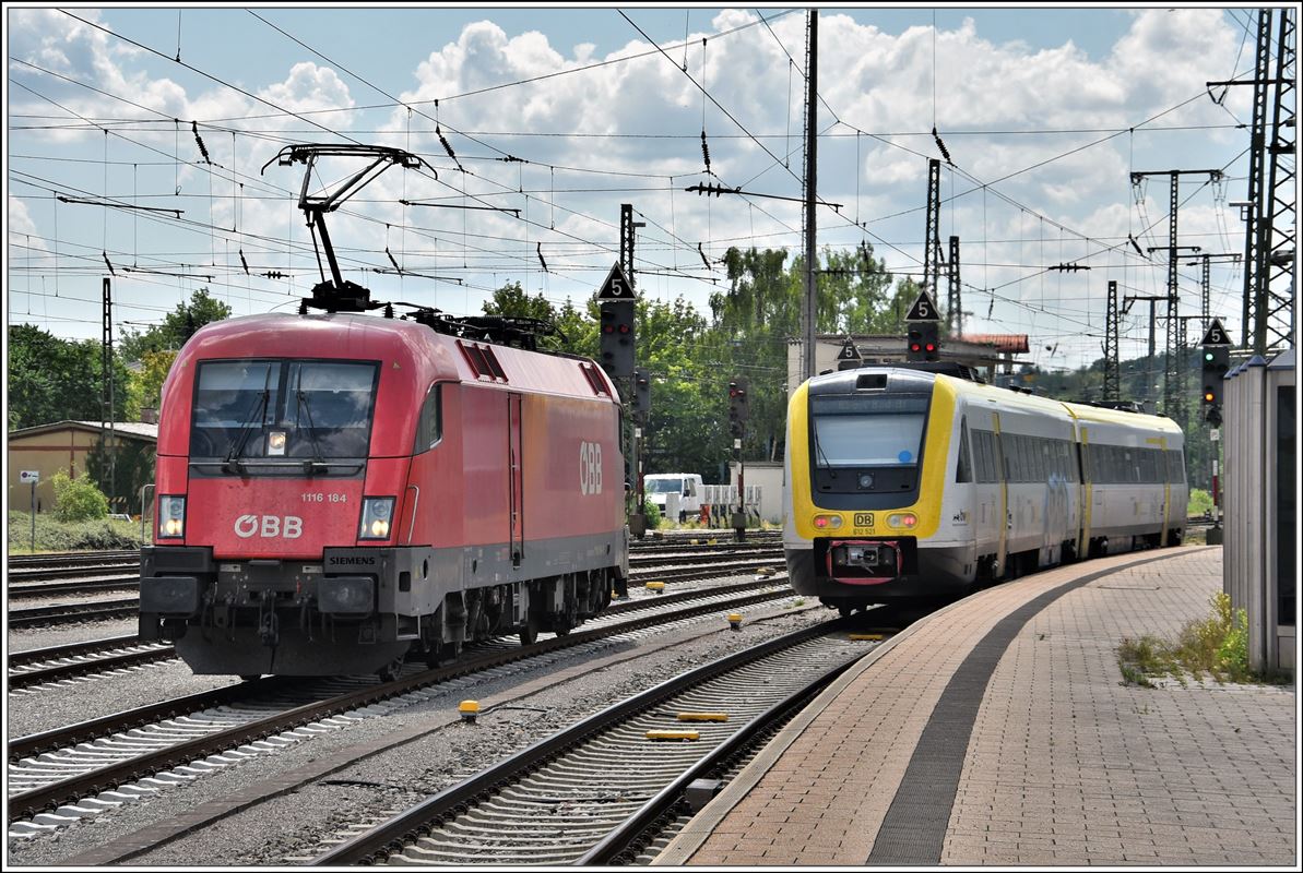 ÖBB 1116 184 für IC186 nach Stuttgart und IRE3070 mit 612 521 nach Basel Bad Bf in Singen (Htwl). (16.07.2018)








