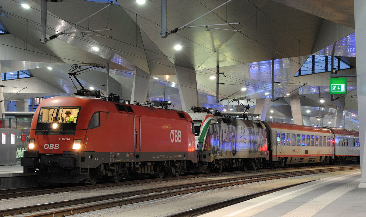 ÖBB 1116 276 + MÁV 470 003 warten in Wien Hbf. mit dem EN 490 auf die Abfahrt. (27.09.2015)