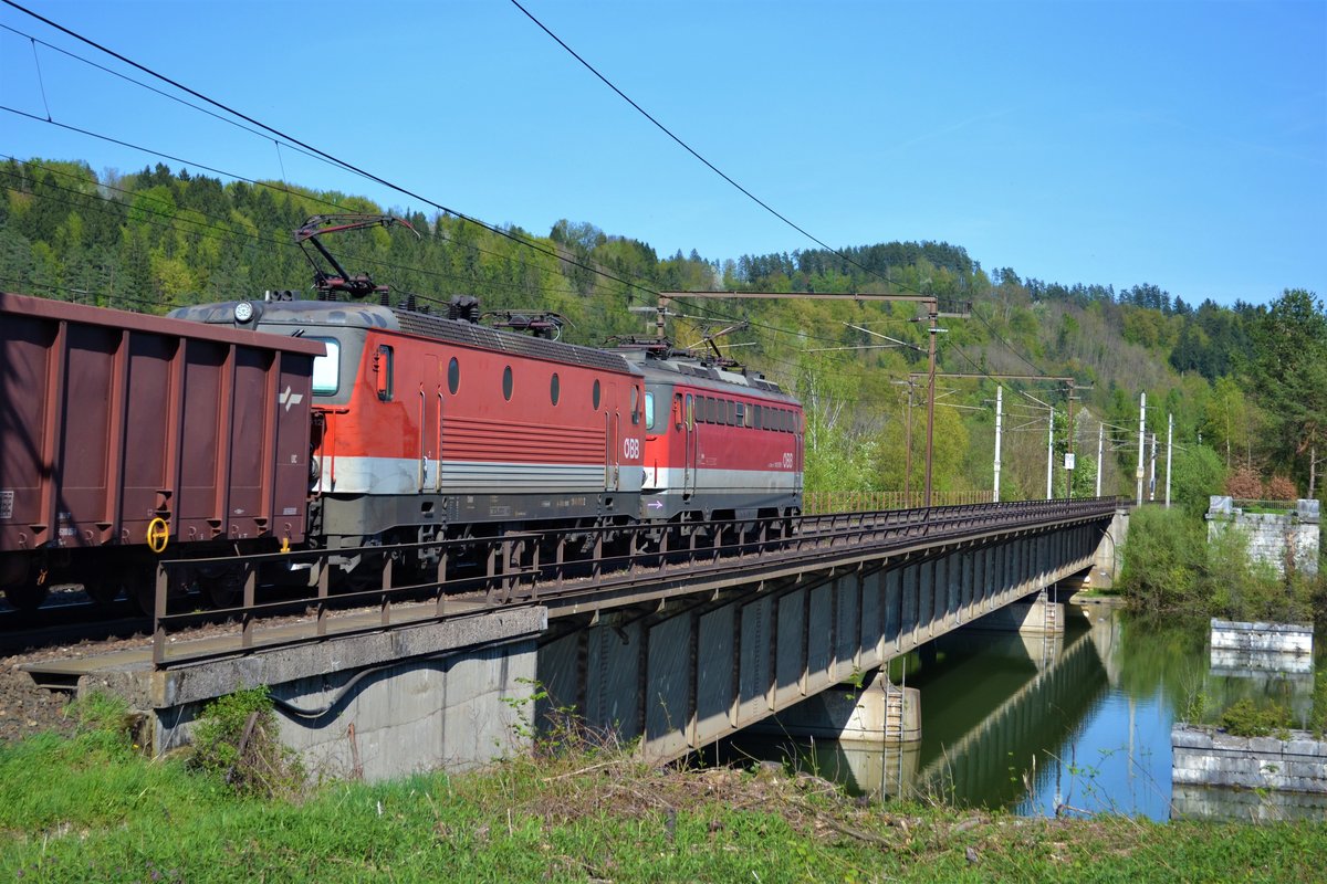Öbb 1142 & 1144 ziehen einen Güterzug Richtung Klagenfurt. Hier kurz nach Villach. Die 1142 leider nur ein seltener Gast bei uns :(