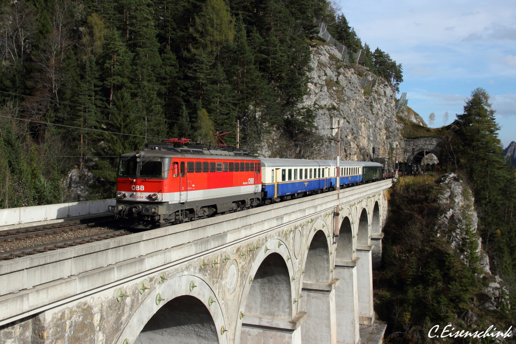 BB 1142 644 bespannte am 25.10.13 den Militrzug 90153 (Gf - Kt). Hier berfhrt der Zug das Krausel Klause Viadukt nahe Breitenstein. 