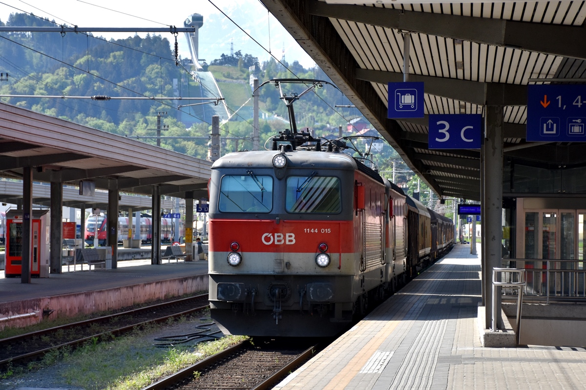 ÖBB 1144.015 schleppt (gemeinsam mit 1144.069) einen gemischten Güterzug durch Innsbruck Hbf. (25.04.2018).