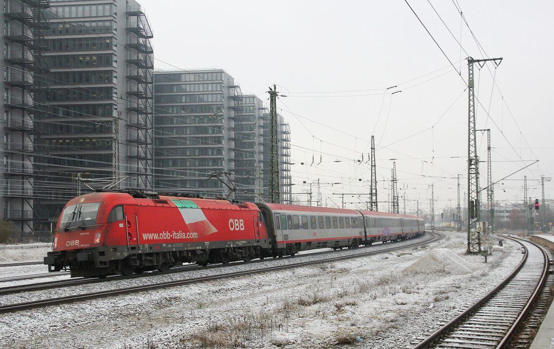 ÖBB 1216 013 mit EC 85 München Hbf - Bologna Centrale am 2. Januar 2017.
Aufgenommen von der S-Bahn-Station Leuchtenbergring in München.