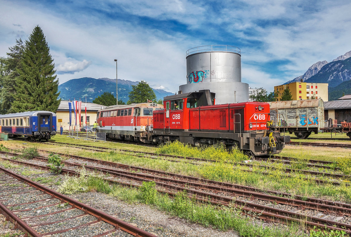 ÖBB 2068 027-8 rangiert die EBFL 2043 049-2 auf ein Abstellgleis, auf dem Gelände der Lienzer Eisenbahnfreunde.
Aufgenommen am 9.6.2017.

(Standort ist das Gelände der Lienzer Eisenbahnfreunde, Öffentlich begehbar)