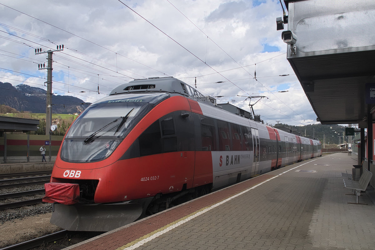 ÖBB 4024 032-7 beschriftet mit  SBAHN VORARLBERG , aber unterwegs als S-Bahn Tirol am Bahnhof Kundl. Aufgenommen 5.4.2018.