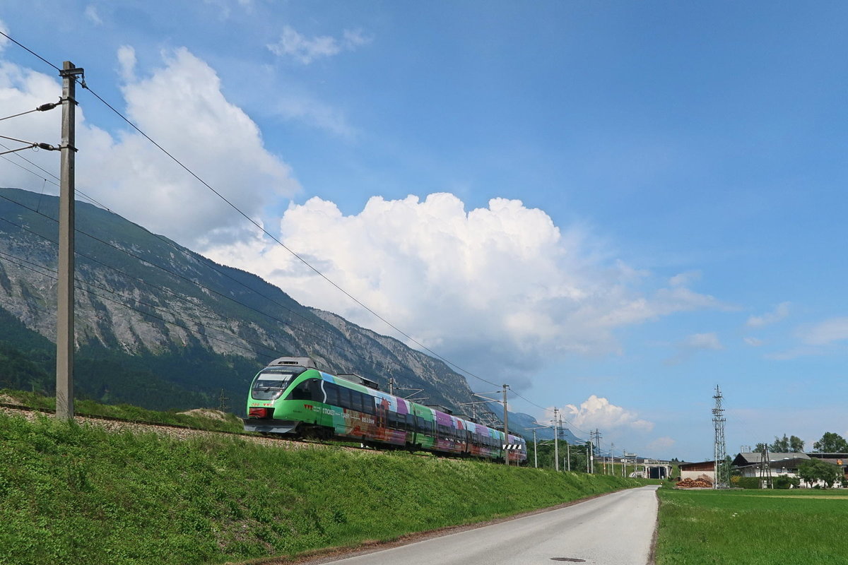 ÖBB 4024 088  Verkehrsverbund Tirol  auf der Unterinntalbahn bei Stans. Aufgenommen 1.6.2017.