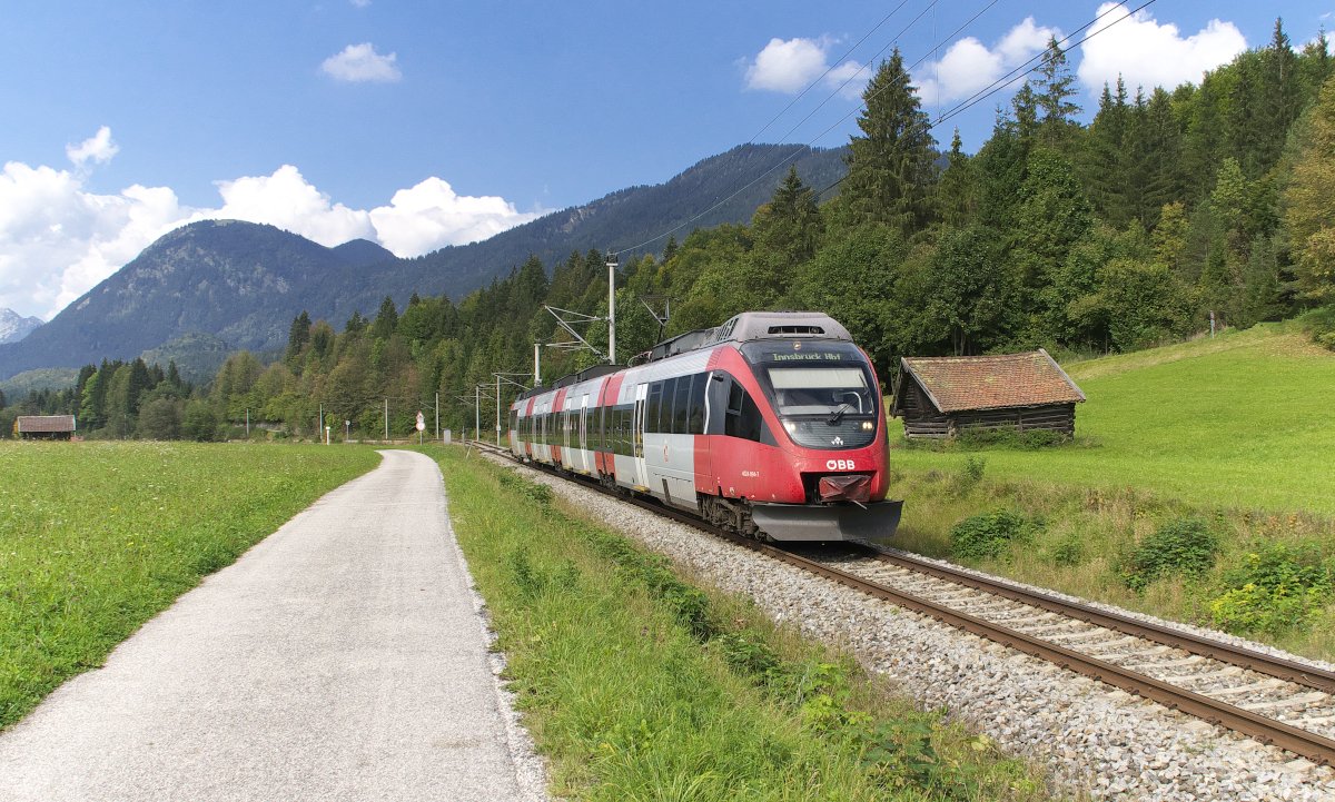 ÖBB 4024 094-7 ist als REX von Garmisch-Partenkirchen nach Innsbruck unterwegs. Gleich erreicht der Talent Triebwagen in Klais seinen ersten Planhalt nach Garmisch-Partenkirchen. 18.09.2018