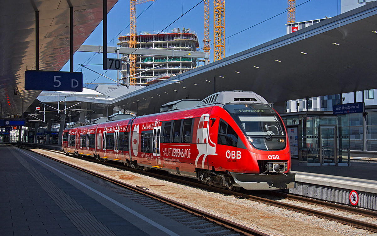 ÖBB 4024 103 macht ja für den Wiener Hauptbahnhof noch immer Werbung und dieser konnte genau dort festgehlaten werden als dieser auf der S80 fuhr, 29.07.2017. 