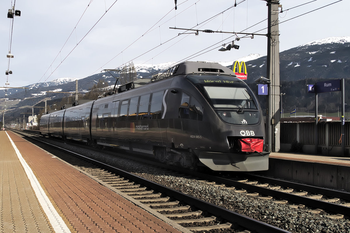 ÖBB 4024.085-5  Mastercard Shuttle  hält als REX 5333 Richtung Wörgl an der Haltestelle Rum. Aufgenommen 3.4.2018.