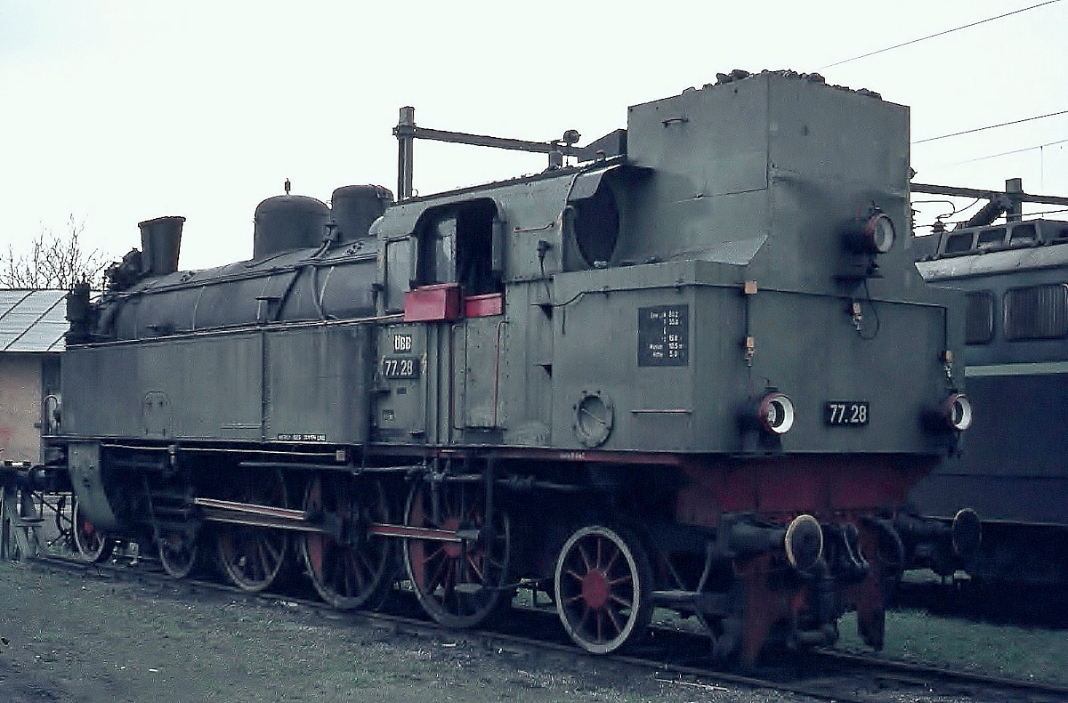 ÖBB 77.28 Anfang April 1975 im Heizhaus Linz. Zu diesem Zeitpunkt wurde die Lok als letzte ihrer Baureihe ab und zu noch vor Personenzügen auf der Summerauer Strecke eingesetzt, leider nicht zum Zeitpunkt meines Besuches.