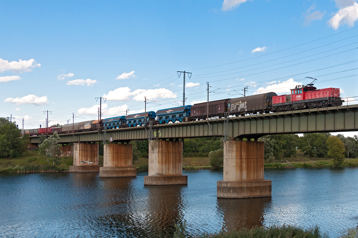 ÖBB BR 1063 überquert mit einem Güterzug die neue Donau in Wien. Die Aufnahme entstand am 11.08.2016.