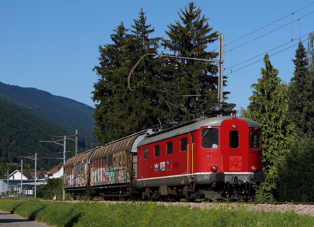 OeBB: Die Re 4/4 I 10009 mit den restlichen zwei Güterwagen am Hacken auf der Fahrt nach Balsthal am 10. Juli 2015.
Foto: Walter Ruetsch
