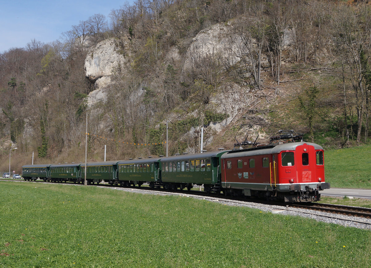 OeBB: Extrazug Balsthal-Oberburg mit der Re 4/4 I 10009 zwischen der Klus und Oensingen unterwegs am 30. März 2017.
Foto: Walter Ruetsch