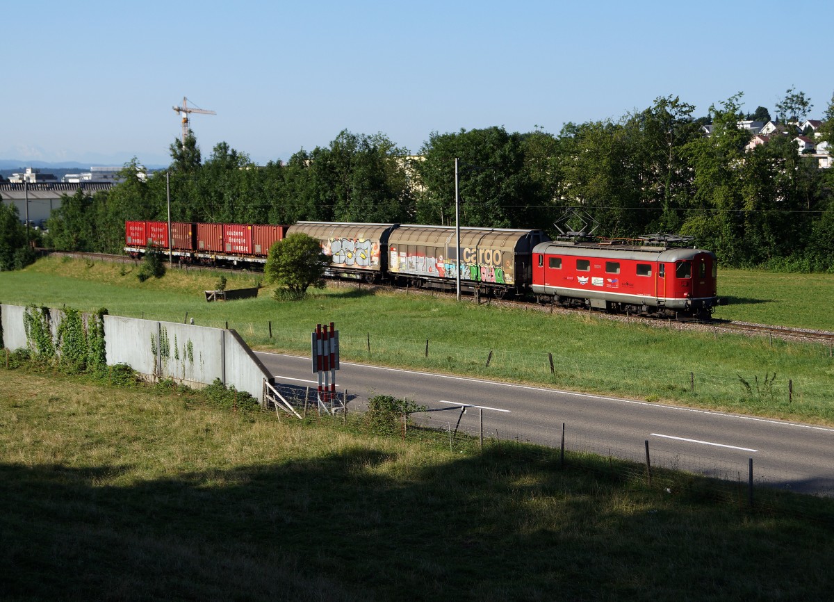 OeBB: Gemischter OeBB Güterzug mit der Re 4/4 I 10009 in Richtung Klus bei Balsthal unterwegs am 10. Juli 2015. Die Wagen sind bestimmt für die Station Klus bei Balsthal sowie für den Bahnhof Balsthal.
Foto: Walter Ruetsch