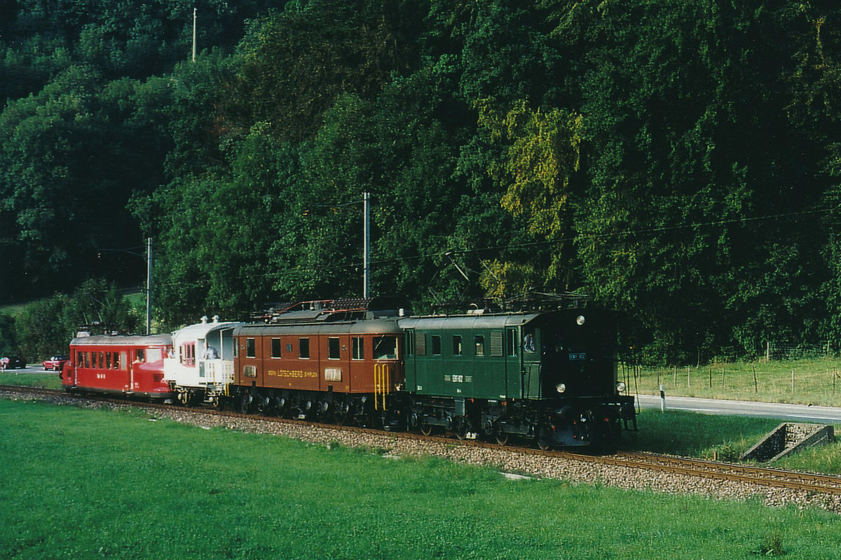 OeBB: Gemischter Zug bei Maiacker am 10. September 1989 auf der Fahrt nach Oensingen. Dieser etwas spezielle Zug bestand aus der EBT Be 4/4 102, der BLS Ae 6/8 205, einem Sputnik, ehemals SBB sowie dem OeBB RBe 2/4 202, ehemals SBB. Während einem Bahnfest waren die beiden Lokomotiven in Balsthal ausgestellt worden.
Foto: Walter Ruetsch