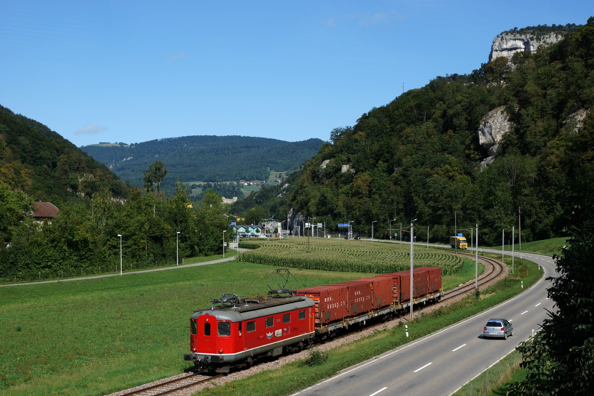OeBB: Güterzug auf der Fahrt nach Oensingen mit der Re 4/4 I 10009 bei Maiacker am 25. Oktober 2015.
Foto: Walter Ruetsch