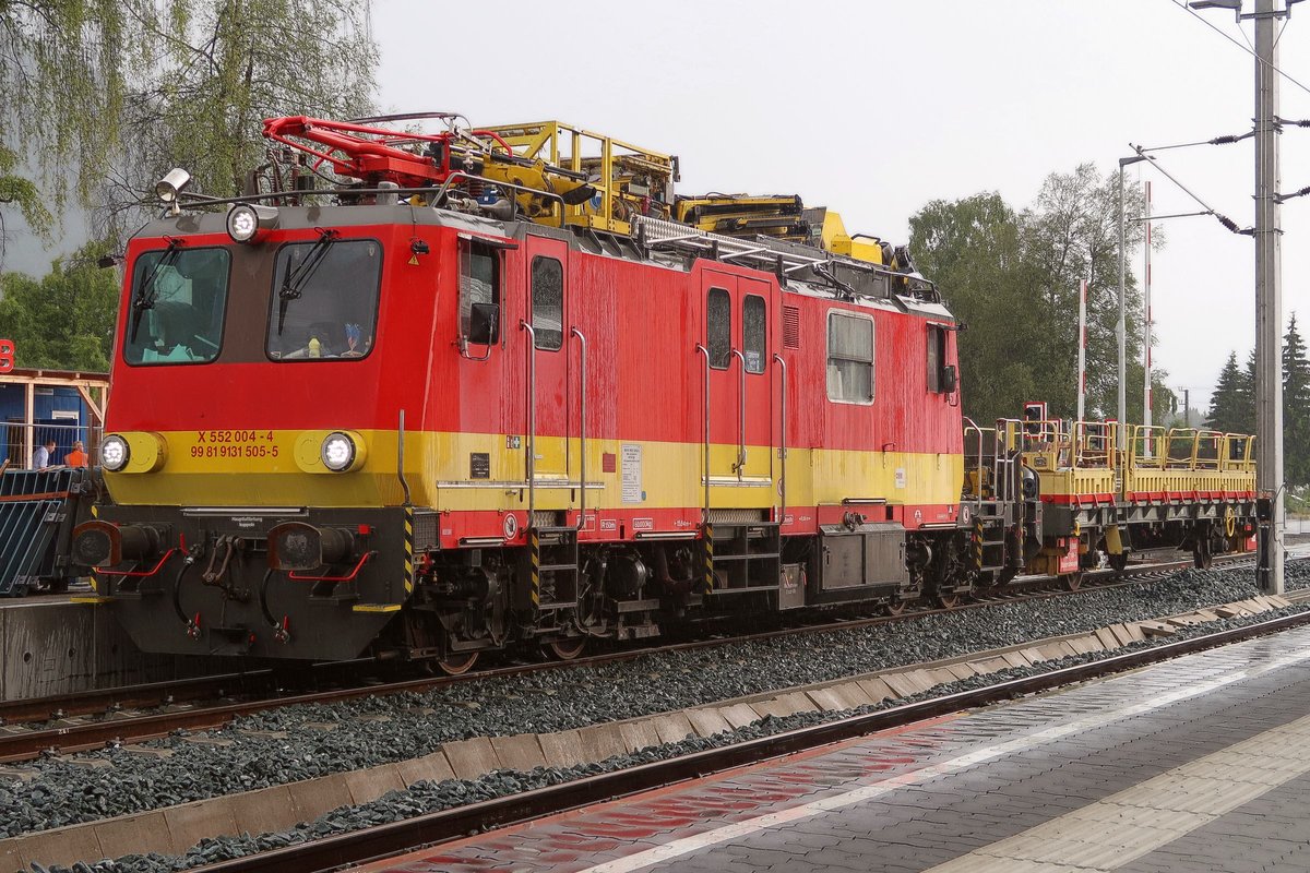 ÖBB Motorturmwagen X 552 004-4 (99 81 9131 505-5) mit Materialwagen im Einsatz zum Umbau des Bahnhofs Seefeld i. T. Aufgenommen 3.7.2018.