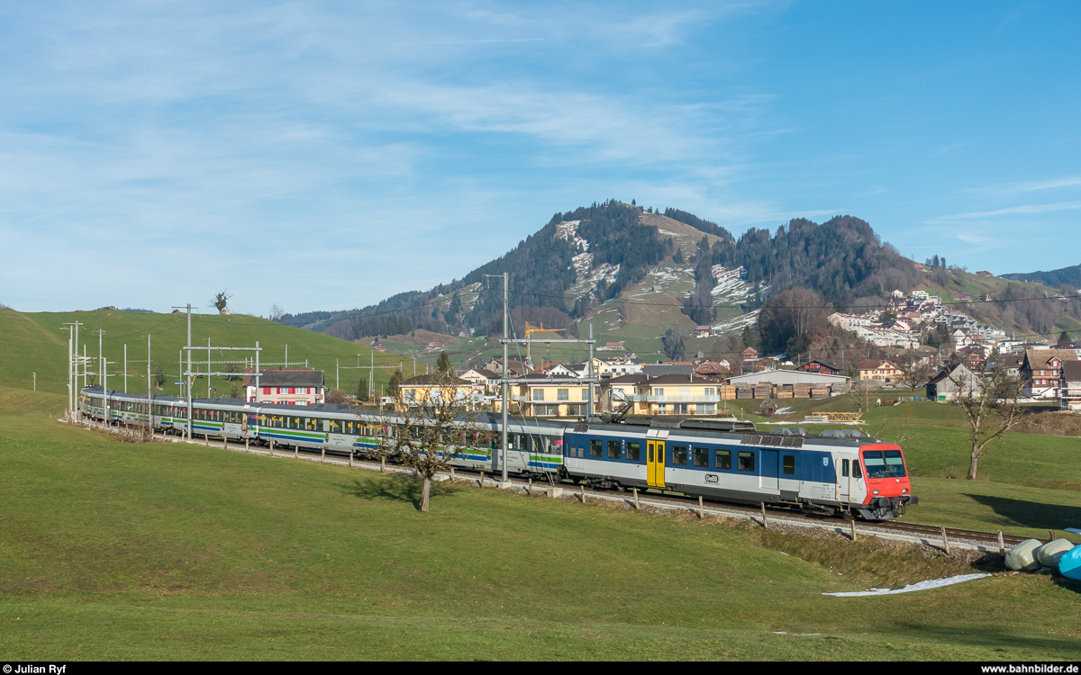 OeBB NPZ-Prototyp RBDe 560 000 mit Voralpen-Express St. Gallen - Luzern am 6. Januar 2018 bei Sattel.