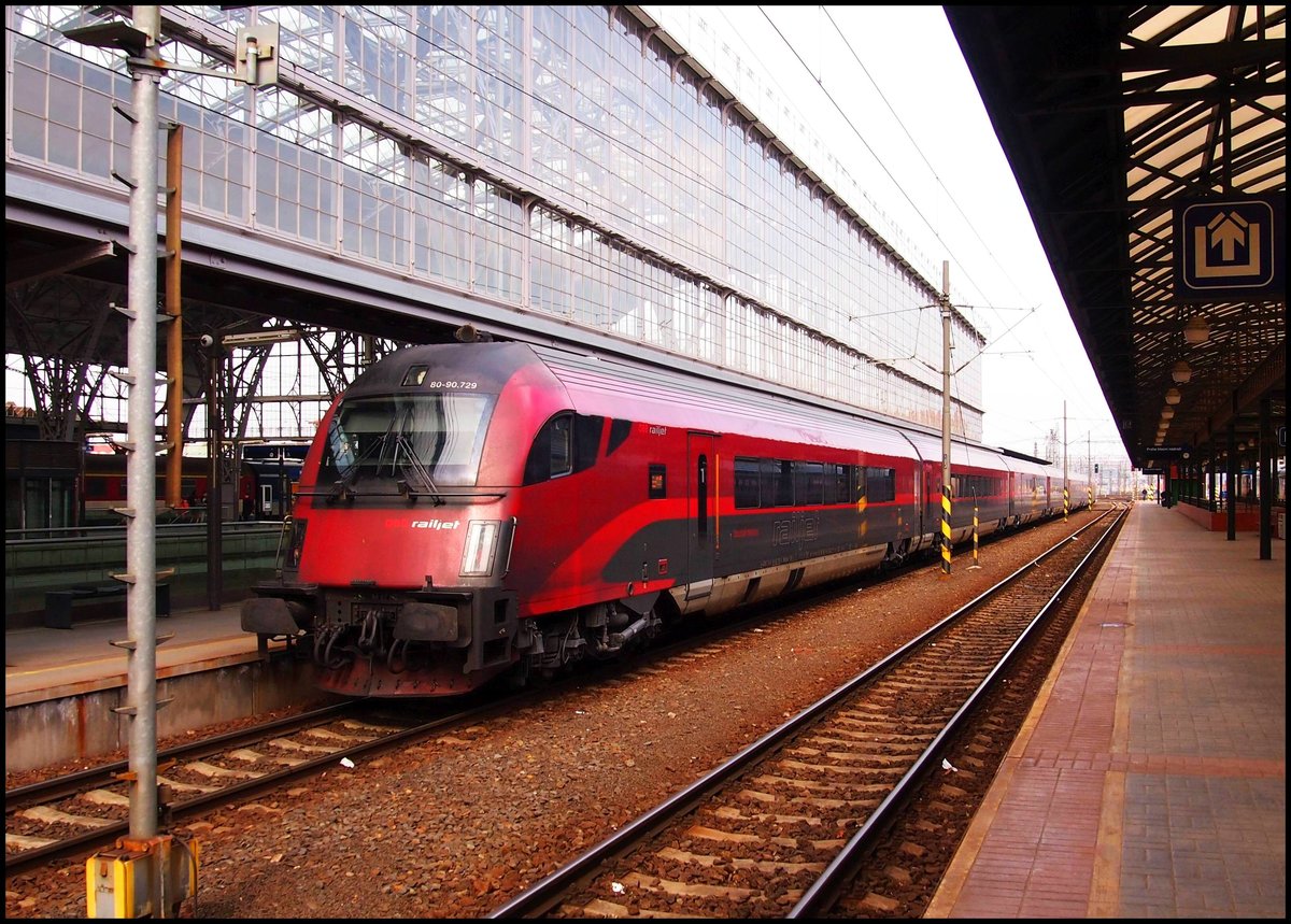 ÖBB Railjet Steuerwagen 89-90.729 im Hbf. Praha am 13.3.2017.