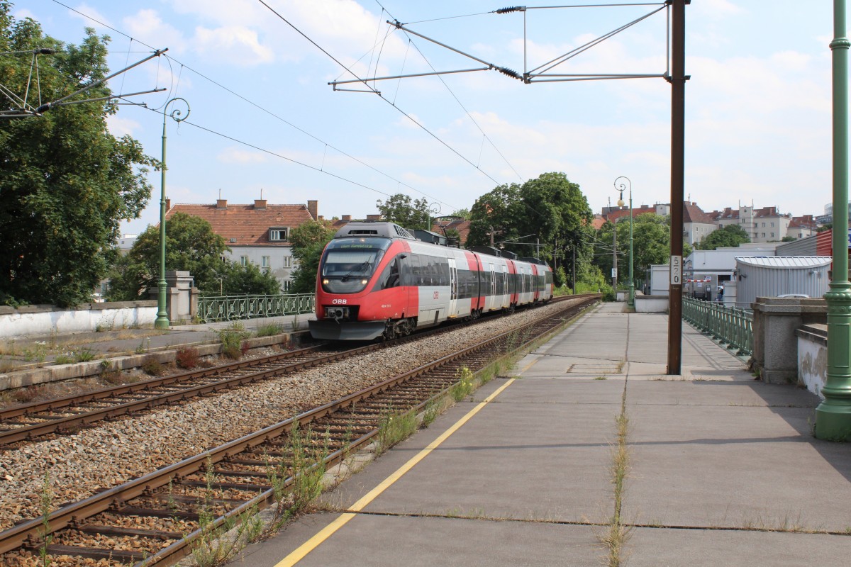 ÖBB Schnellbahn (S-Bahn) Wien: Der Triebzug 4024 133-3 auf der S 45 erreicht am Nachmittag des 1. Juli 2015 den Bahnhof Gersthof.
