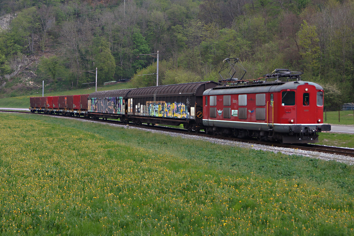 OeBB: Sehr gut ausgelasteter Güterzug mit der Re 4/4 l 10009 auf der Fahrt nach Oensingen am 11. April 2017.
Foto: Walter Ruetsch