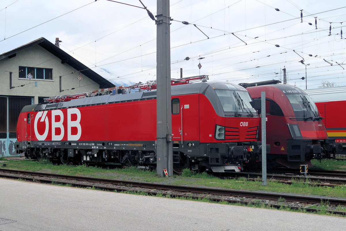 ÖBB Vectron 1293 001-4 (nebst ÖBB 1216 020) am Frachtenbahnhof Innsbruck. Aufgenommen 26.4.2018.