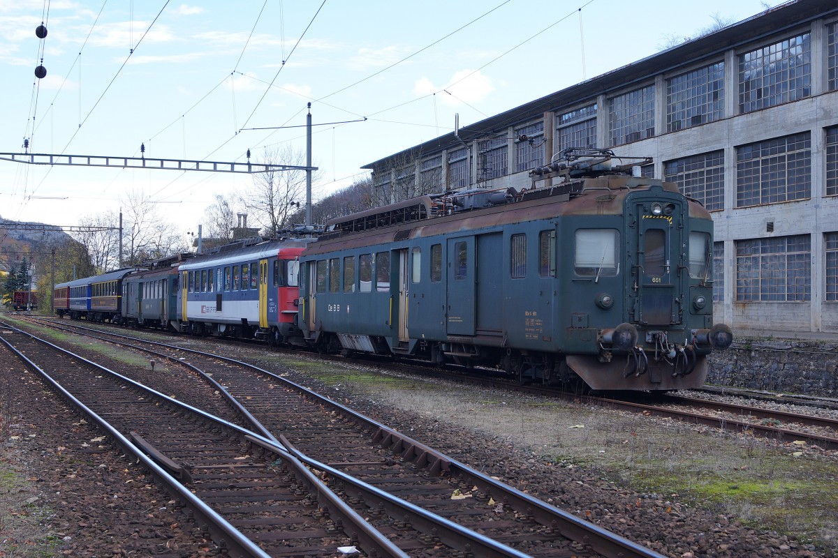 OeBB: Wegen Bauarbeiten im Endbahnhof Balsthal wurden die lteren Fahrzeuge am 9. November 2013 in der Klus bei Balsthal abgestellt. Dabei handelt es sich um den BDe 4/4 651, den RBe 540, den BDe 4/4 641 sowie die drei noch im Betrieb stehenden Salonwagen.
Foto: Walter Ruetsch