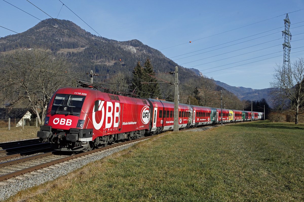 ÖFB - Railjet (1116 225) kurz vor Frohnleiten am 27.12.2015.