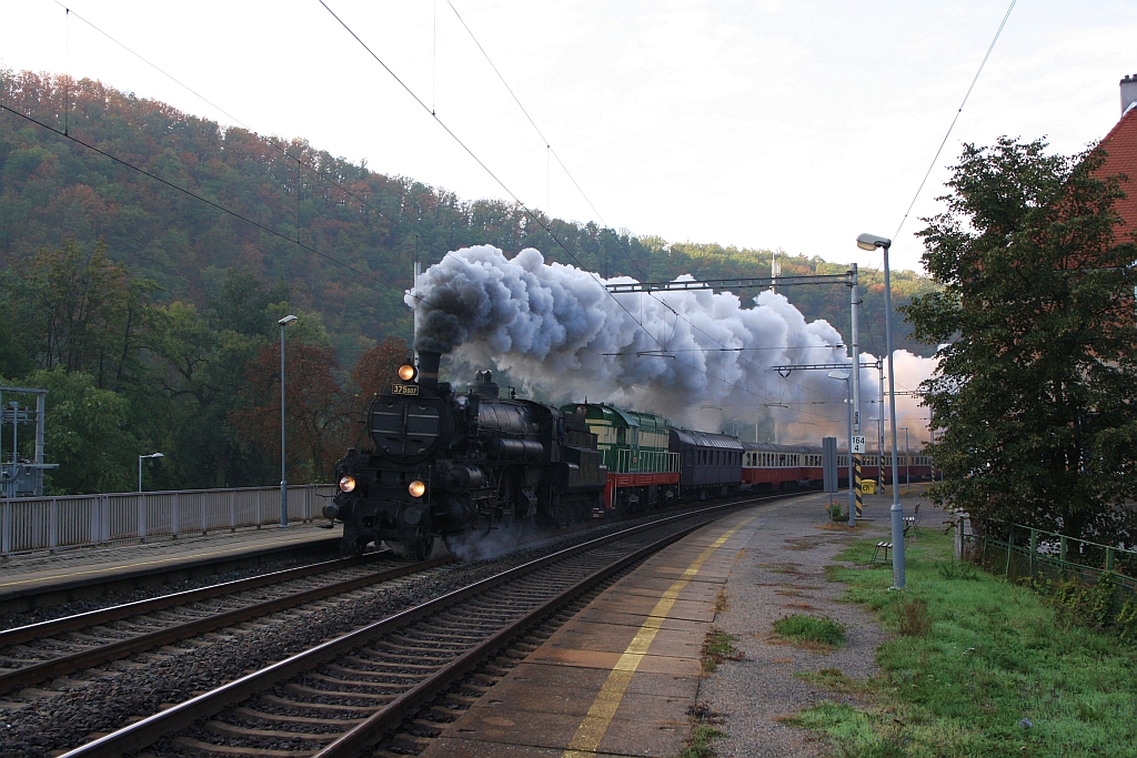 ÖSEK 310.23 als CSD 375 007 beschildert fährt am 15.September 2018 mit dem R 10300 von Brno hl.n. nach Ceska Trebova durch den Bahnhof Bilovice nad Svitavou.