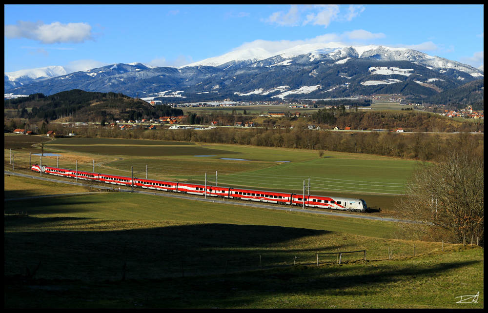 Österreichs längste Fahne fährt auf die Minute genau durch den Bahnhof Fentsch im Murtal. 29.12.2017