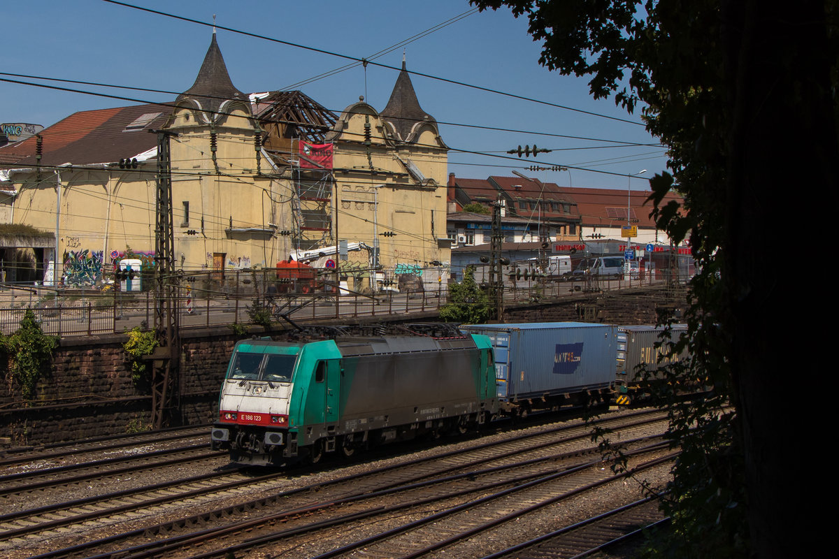 Offenburg vom 27. Juli 2018. Ein Güterzug mit 186 123-6 kommt gerade ums Eck. 