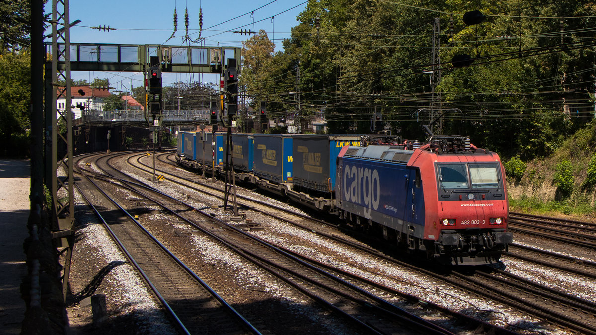 Offenburg am 30. Juli 2018. Re 482 002-3 ist mit einem Lkw-Walter-Zug unterwegs gen Süden. 