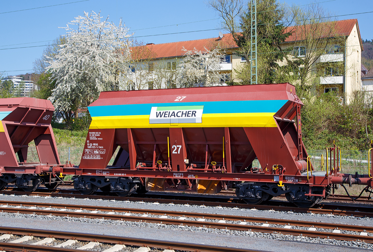
Offener 4-achsiger Drehgestell-Schüttgutwagen mit dosierbarer Schwerkraftentladung und vier Radsätzen, 83 85 6989 823-5 CH-WKAG, Gattung Faccs, der Weiacher Kies AG, CH-8187 Weiach, (Wagen 27), abgestellt im Zugverband am 09.04.2017 in Marburg an der Lahn.

Technische Daten: 
Hersteller: JOSEF MEYER Rail AG (CH-Rheinfelden)
Spurweite: 1.435 mm
Achsanzahl: 4 (in 2 Drehgestellen)
Länge über Puffer: 12.000 mm
Drehzapfenabstand: 7.200 mm
Achsabstand im Drehgestell: 1.800 mm
Laderaum: 42 m³
Maximales Ladegewicht: 59,8 t (ab Streckenklasse C)
Eigengewicht: 20.180 kg
Höchstgeschwindigkeit: 100 km/h
Bremse: O-GP-A