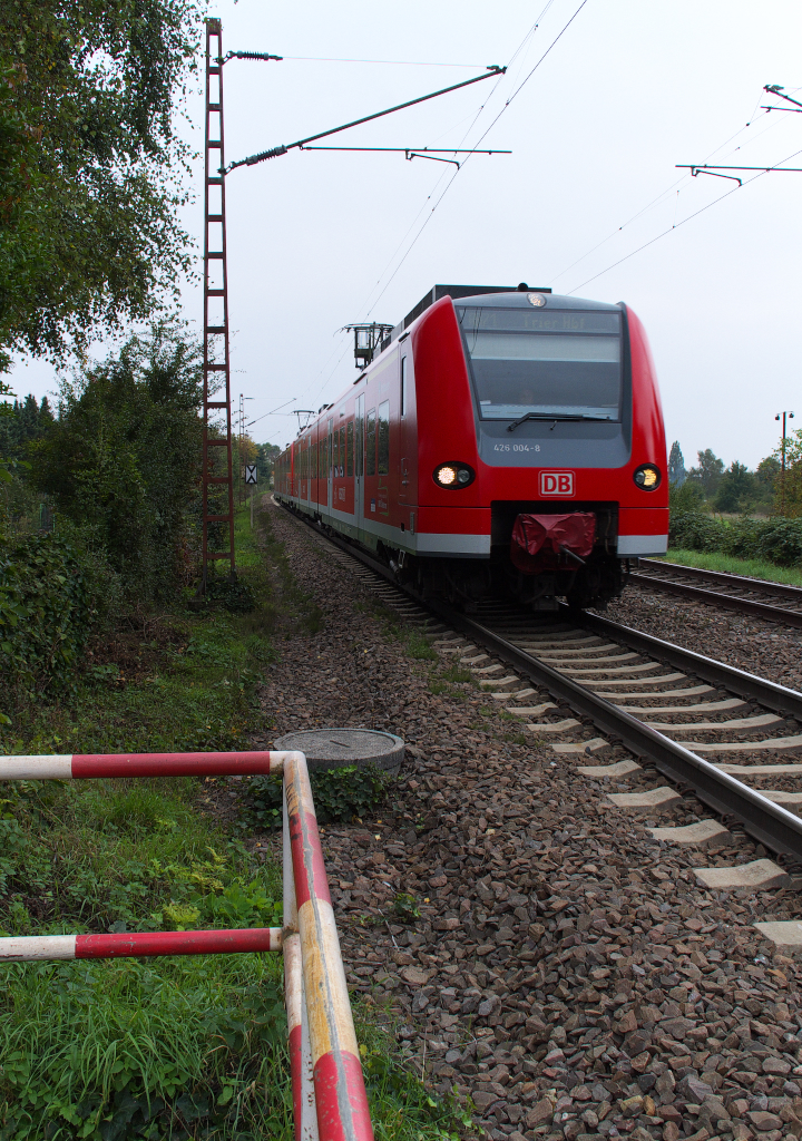 Oft gibt es Diskussionen ob der Standpunkt bei der Anrufschranke in Saarlouis Roden nun sicher ist oder nicht. Damit sich auch die Admins einen optischen Eindruck verschaffen können hier dieses Photo! 426 004 und ein Schwestertriebwagen sind als RB zwischen Homburg - und Trier unterwegs. Bahnstrecke 3230 Saarbrücken - Karthaus am 28.09.2013