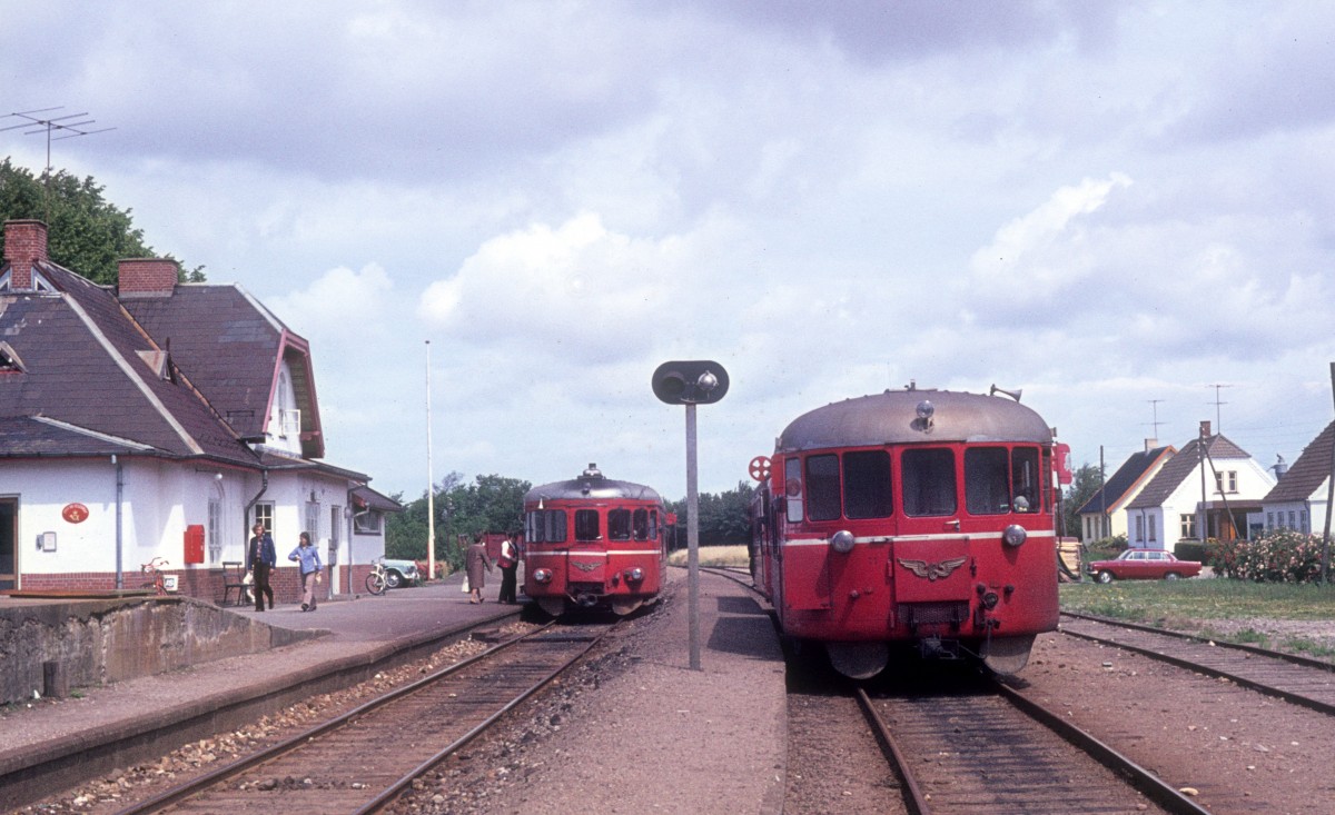 OHJ (Odsherreds Jernbane): Zwei ehemalige schwedische Schienenbusse verschiedener Bauart treffen sich am 25. Juli 1974 im Bahnhof Vig.