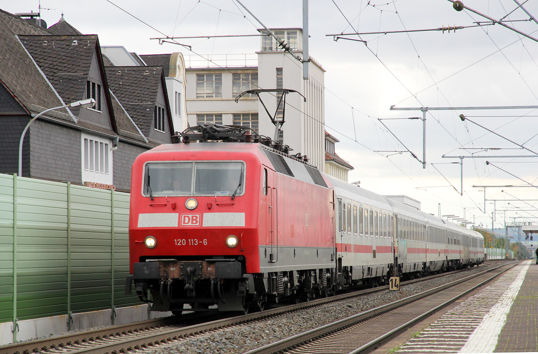 Ohne Halt passiert 120 113 mit ihrem IC den Bahnhof Butzbach.
Fotografiert am 11. Oktober 2017.