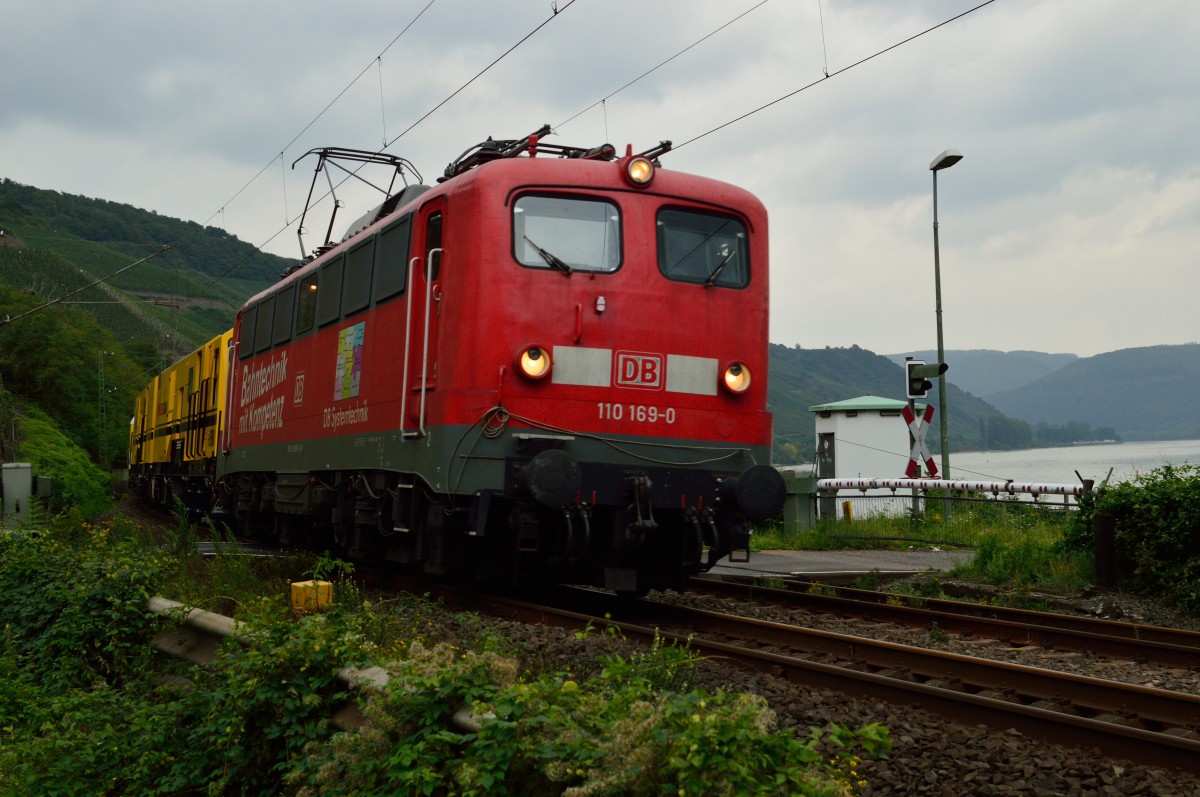 Oldis but goldies, die 110 169-0 mit einem Zug aus Wagen der Firma Schweerbau so wie einem Messwagen und am Zugschluß die 714 009 ist hier linksrheinisch an der Bopparder Hamm am Bahnübergang gen süden fahrden abgelichtet.22.9.2014