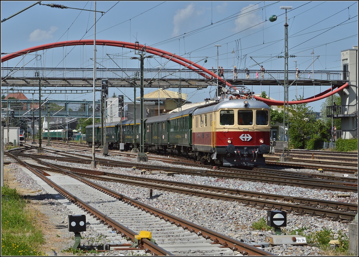 Oldistunden im Grenzbahnhof.

Re 4/4<sup>I</sup> 10034 bringt den Sonderzug Augsburg-Basel zurück in heimische Gefielde. Juni 2014.