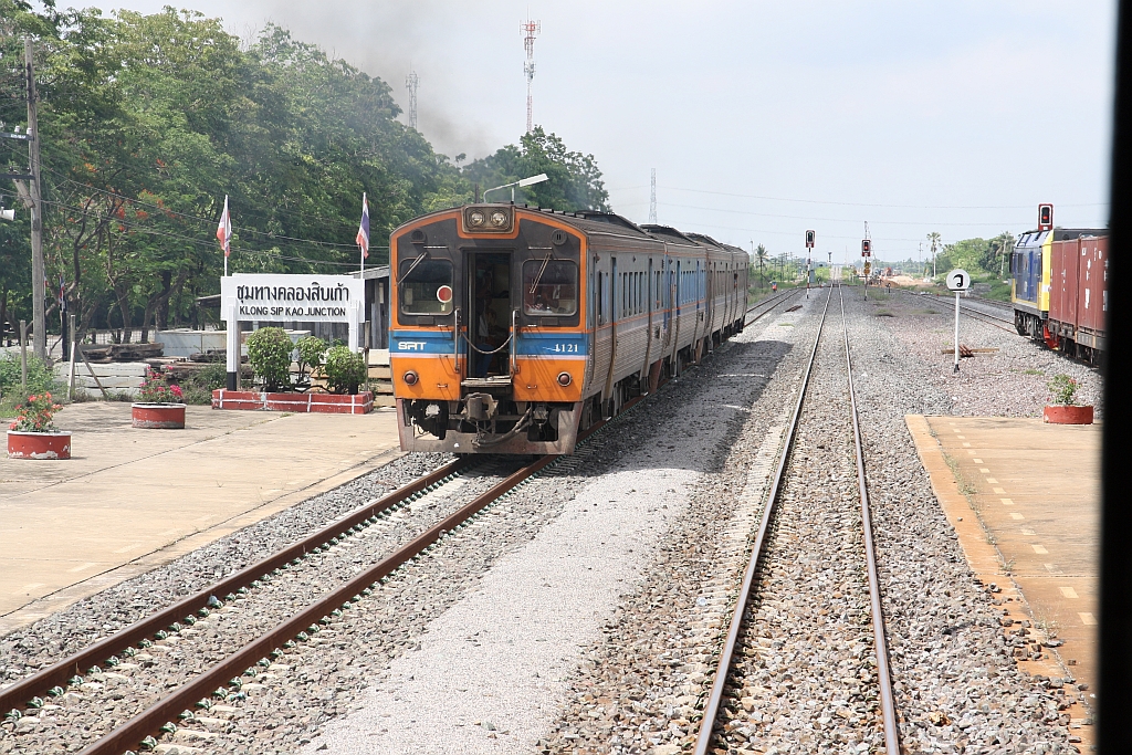 ORD 280 (Aranyaprathet - Hua Lamphong) mit dem THN 1121 als letztes Fahrzeug verlässt am 14.Mai 2017 die Khlong Sip Kao Junction Station.