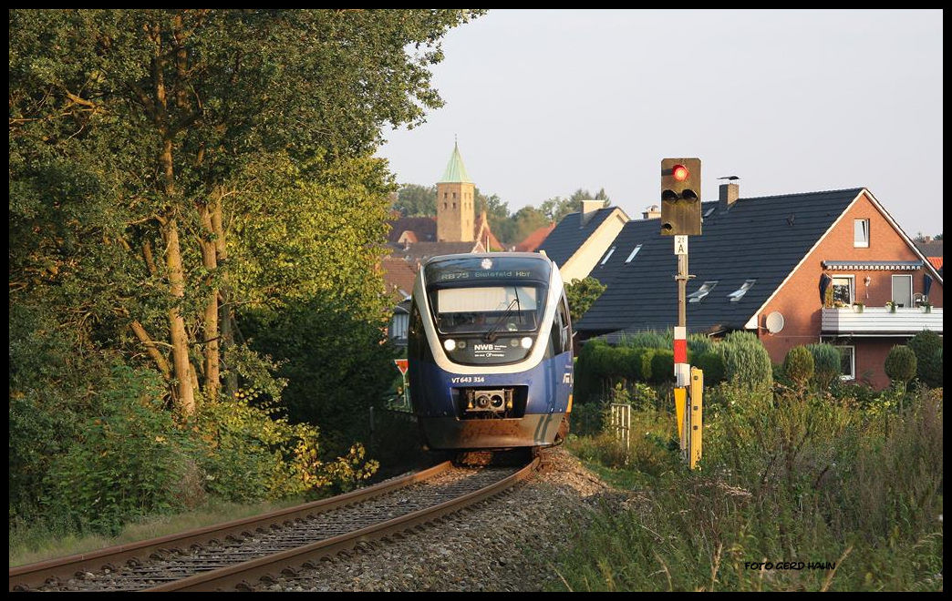 Ortsausgang Wellendorf mit Kirchturmspitze im Hintergrund: VT 643314 ist um 08.04 Uhr leicht verspätet in Richtung Bielefeld abgefahren.