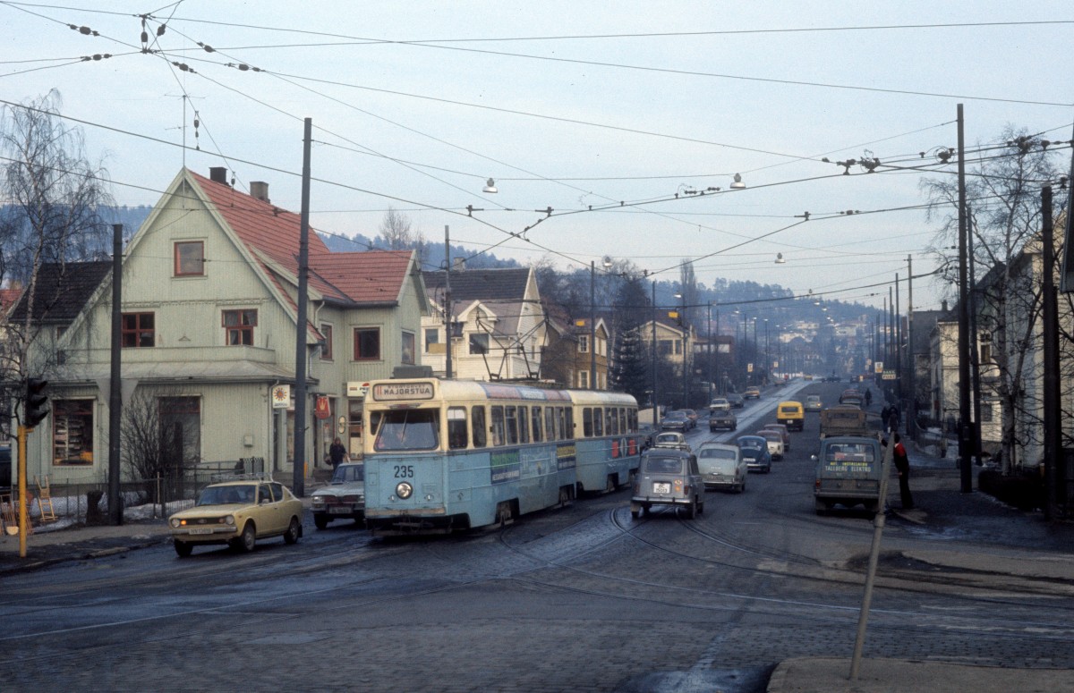 Oslo Oslo Sporveier SL 11 (HØKA-Tw 235) Storo am 28. Februar 1975.