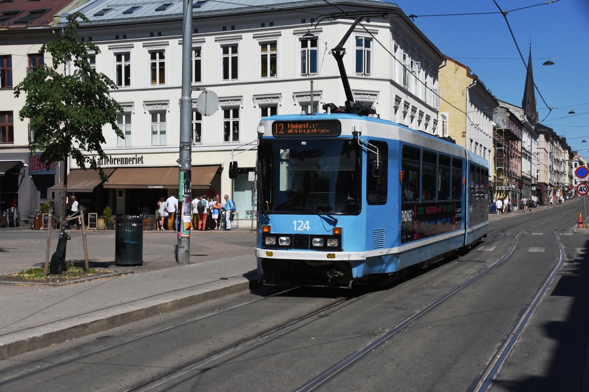 OSLO (Provinz Oslo), 01.06.2018, Wagen 124 als Tramlinie 12 nach Majorstuen bei der Einfahrt in die Haltestelle Olav Ryes plass

