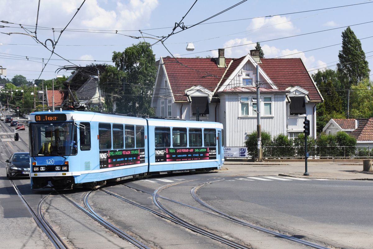 OSLO (Provinz Oslo), 02.06.2018, Wagen 120 als Tramlinie 13 nach Lilleaker bei der Einfahrt in die Haltestelle Storo T-bane