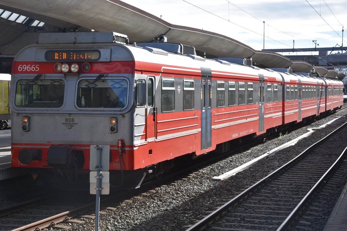 OSLO (Provinz Oslo), 06.09.2016, Wagen 69665 im Bahnhof Oslo S(entrum)