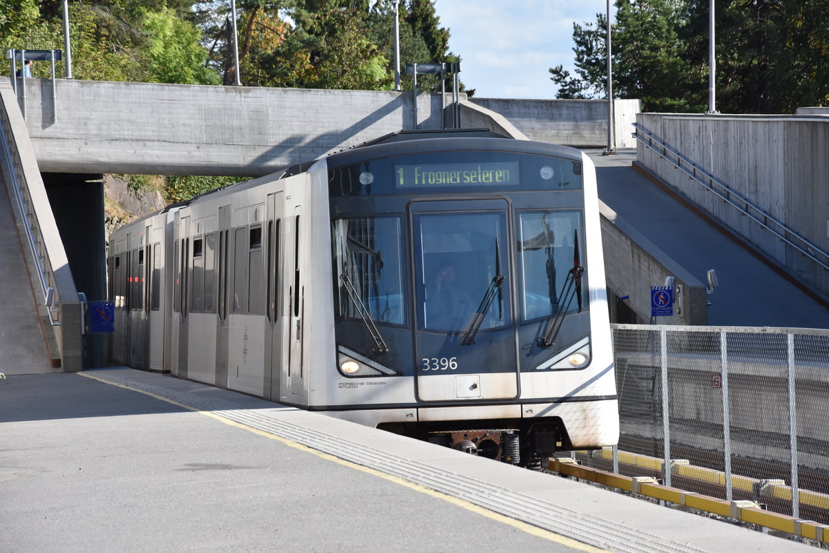 OSLO (Provinz Oslo), 08.09.2016, Wagen 3396 als Linie T1 nach Frognerseteren bei der Einfahrt in die Haltestelle Holmenkollen