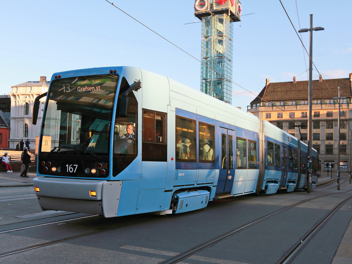 Oslo Triebwagen 167 (ohne Schaden) an der Haltestelle Jernbanetorget (Hauptbahnhof) in Oslo am 04. Juli 2016.