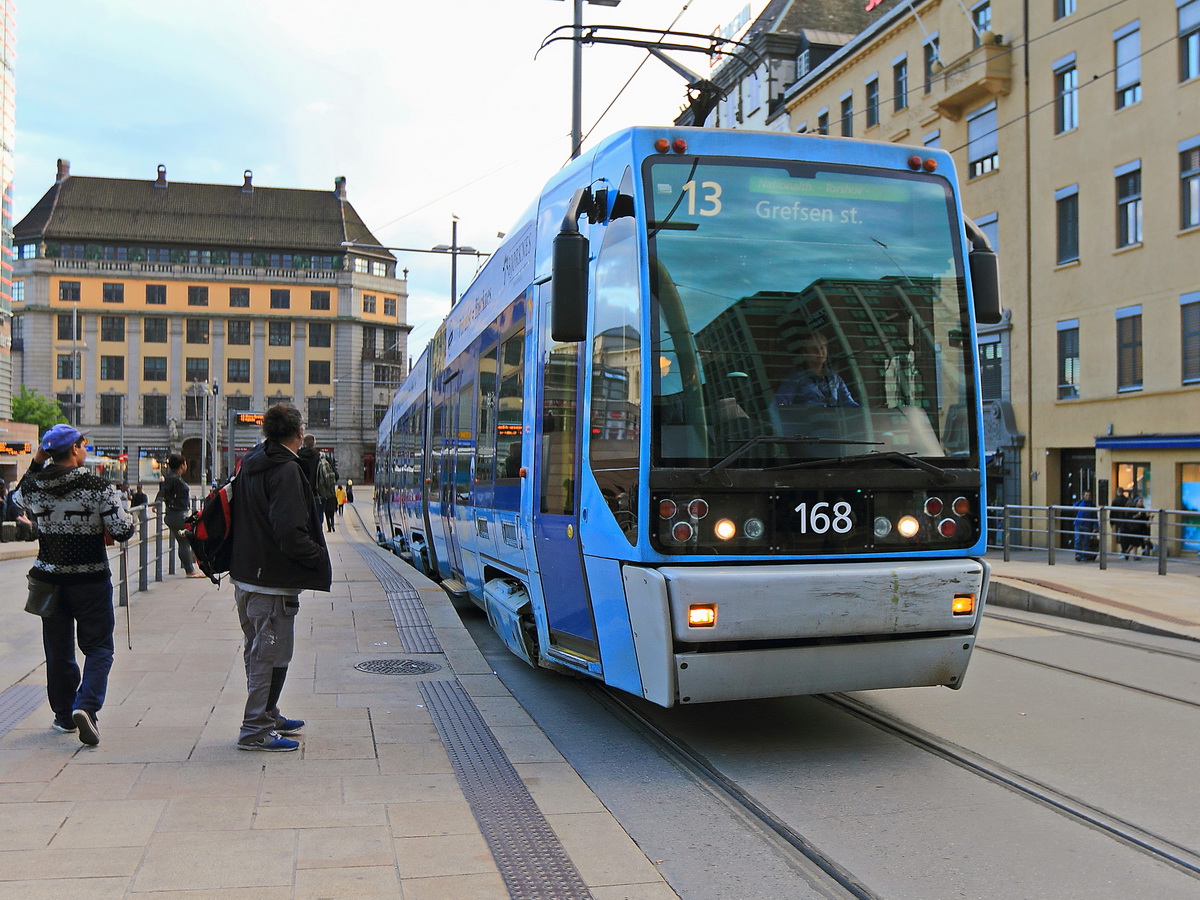 Oslo Triebwagen 168 an der Haltestelle Jernbanetorget (Hauptbahnhof) in Oslo am 03. Juli 2016.

